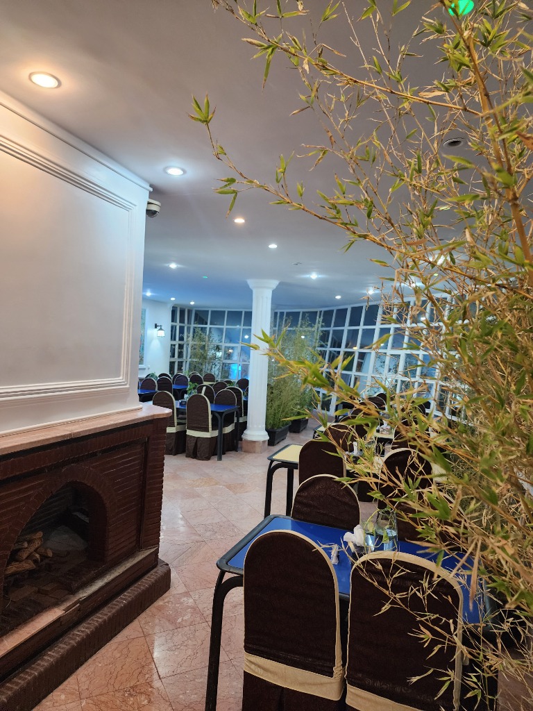 گوشه دنج شومینه آجری سنتی رستوران روژین